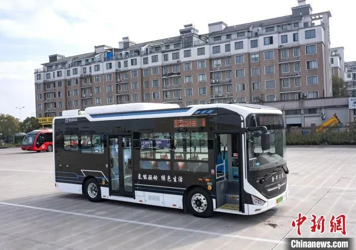 氢能公交车。　李建林 摄