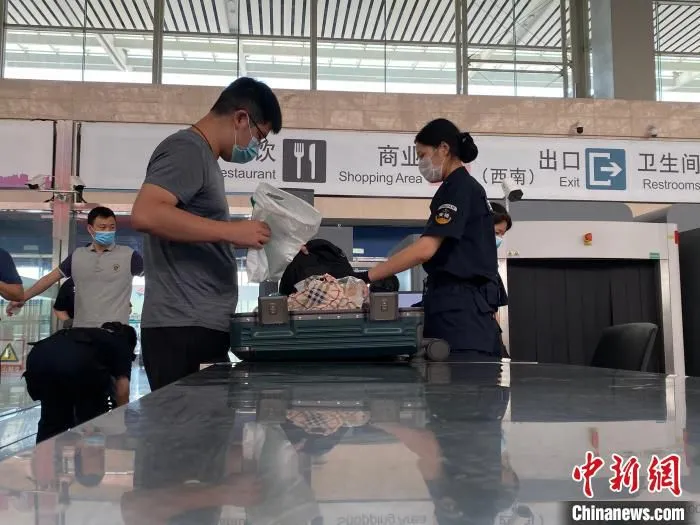 一名正在过安检的旅客。　郑州东站供图