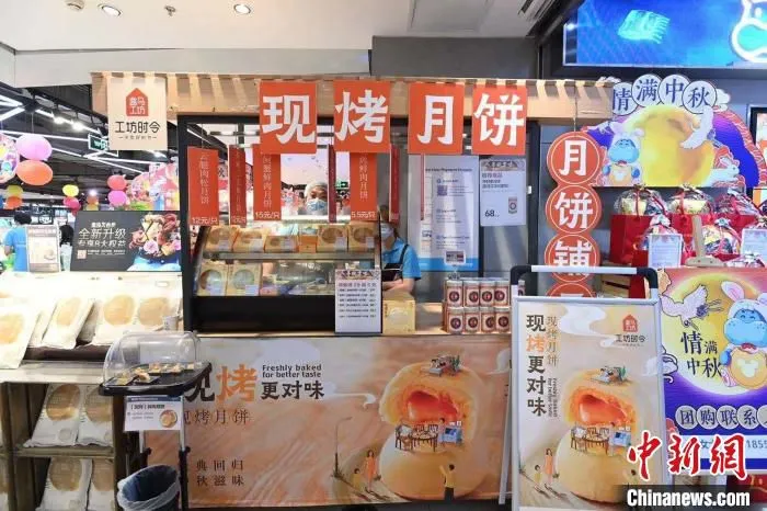 商家推出现烤月饼。　安源 摄