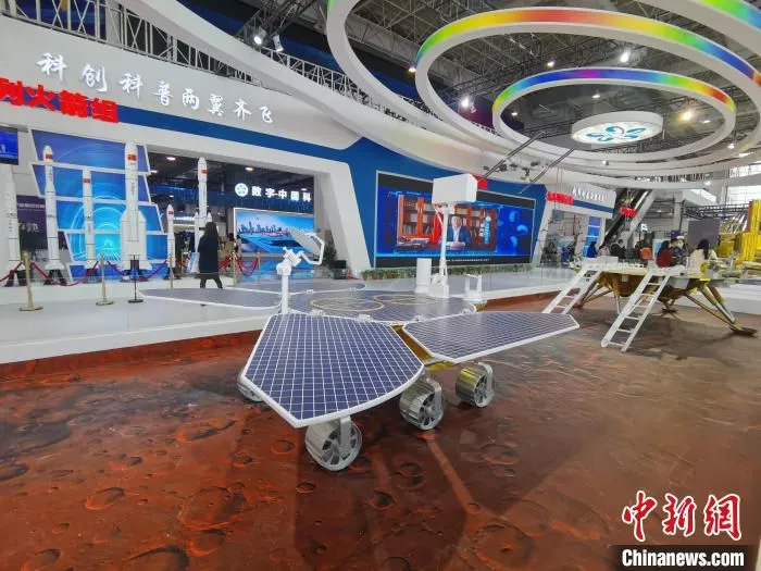 天问一号火星车科普模型展出。　张俊 摄
