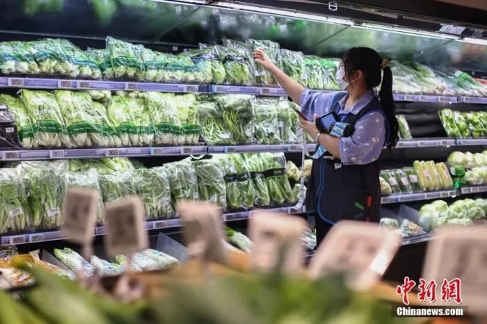 资料图：超市工作人员在生鲜果蔬区整理蔬菜。 中新社记者 泱波 摄