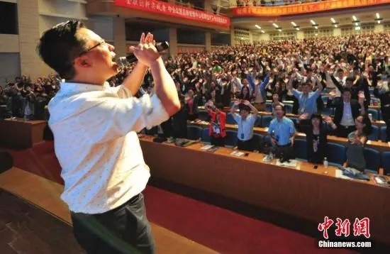 资料图：正在演讲的李阳。