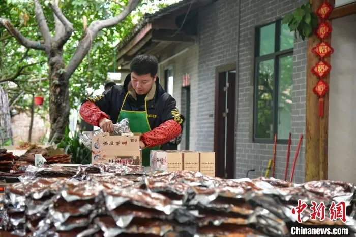 村民将腊鸭打包后发至全国各地。　王以照 摄