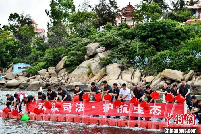 会后，参会人员到东山马銮湾进行海上增殖放流。　漳州中院供图