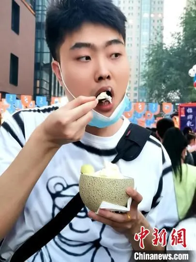 瞧，吃得多香！　赵桂华 摄