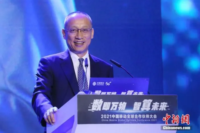 11月2日上午，2021中国移动全球合作伙伴大会主论坛在广州举行。中国移动总经理董昕在致辞中表示，截至目前，中国移动5G基站已超过56万个，规模全球最大；中国移动获5G专利3300件，稳居全球运营商第一阵营。 2021中国移动全球合作伙伴大会组委会 供图