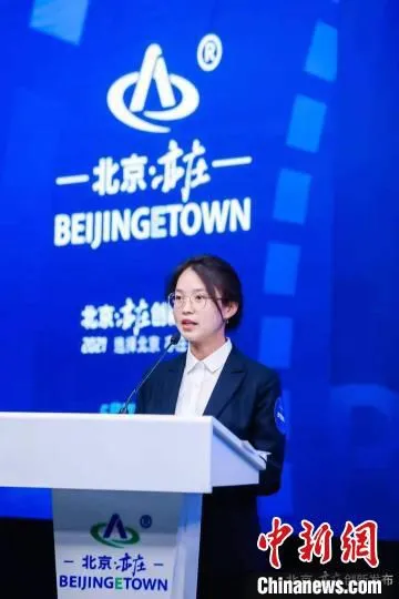 北京亦庄盛元投资开发有限公司资产运营部项目负责人朱贝贝介绍亦庄细胞治疗研发中试基地项目。　北京经开区管委会供图