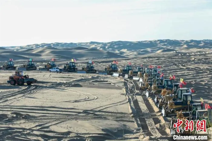 图为内蒙古蒙西基地库布其200万千瓦光伏治沙项目开工现场。　张博 摄