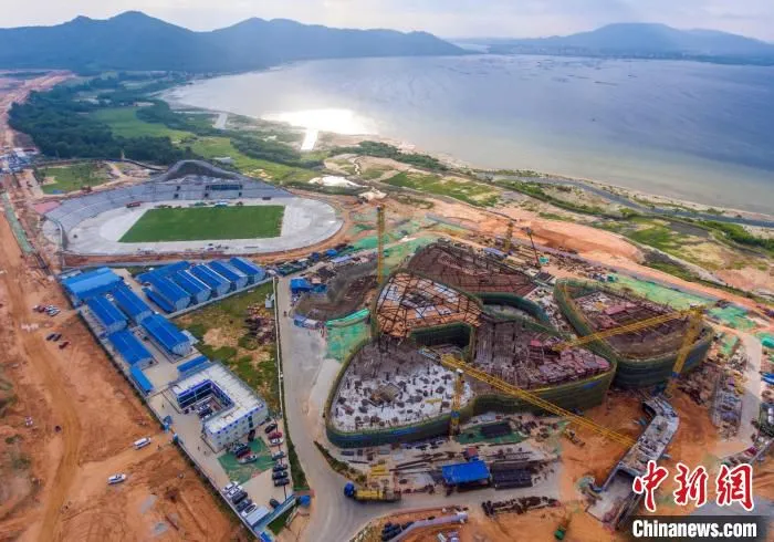 图为航拍正在建设中海南陵水黎安国际教育创新试验区。　骆云飞 摄