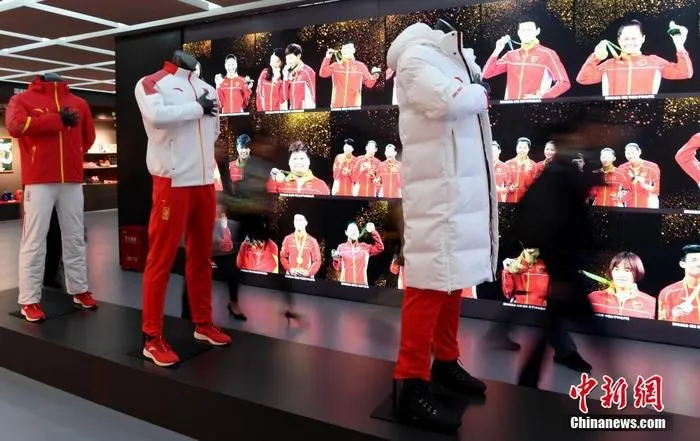 图为晋江安踏总部展示的2022北京冬奥会和冬残奥会官方体育服装。张斌 摄