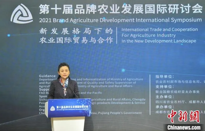 中国优质农产品开发服务协会会长黄竞仪做主旨讲演。　李凡 摄