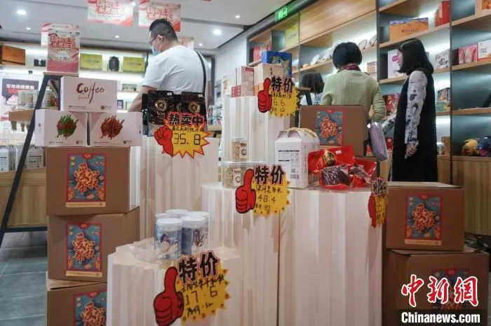 “五五购物节”期间，在静安区一家“百县百品”直营店，上海市民正在热情选购特价农特产品。　李林 摄