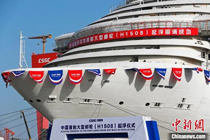 中国首制大型邮轮在上海外高桥造船有限公司顺利实现坞内起浮。　殷立勤 摄