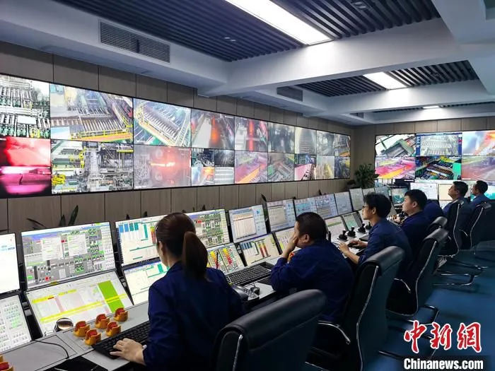 华菱湘钢五米宽厚板厂智慧中心里的工人。中新网记者 李金磊 摄