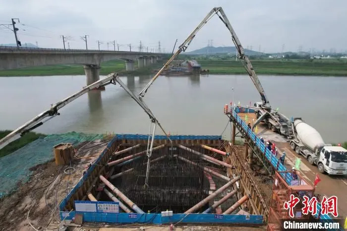 宁马城际铁路姑溪河大桥大体积混凝土承台顺利完成浇筑 许谦 摄