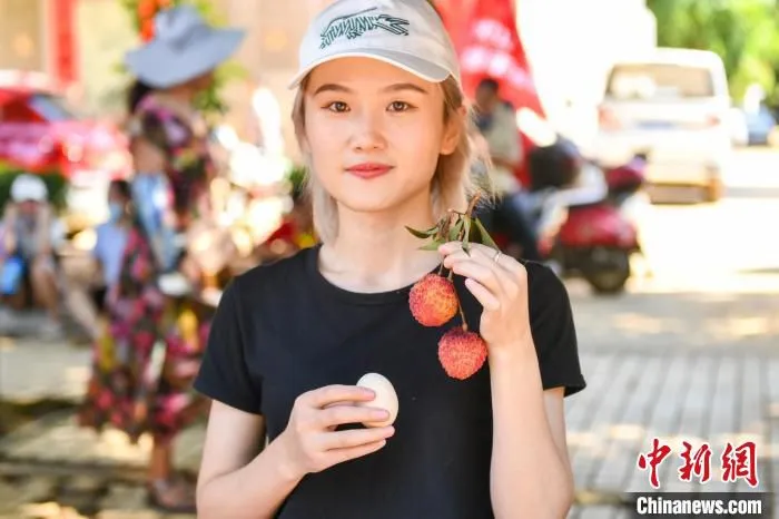 图为商家展示与鸡蛋一般大的火山荔枝。凌楠 摄 凌楠 摄
