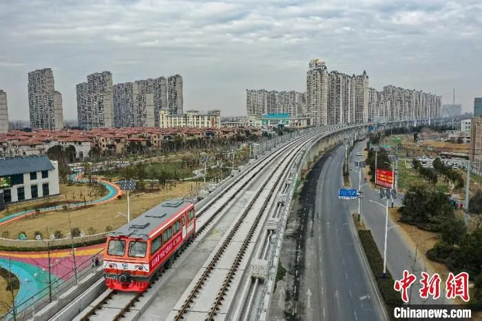 12月28日，首趟轨道运行车顺利开出，标志着滁宁城际铁路一期工程二标全线轨通。　刘玉才 摄