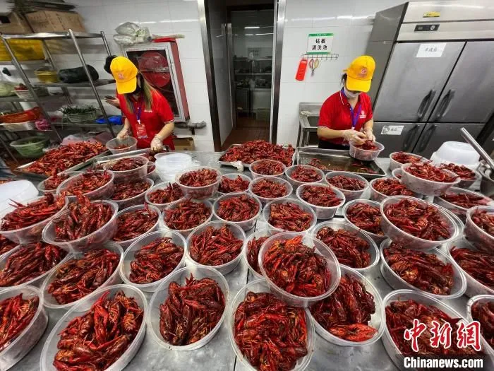 因为小龙虾，火了一座城，因为小龙虾，也富了亿万家。　泱波 摄