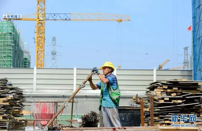 7月3日，中铁十二局的工人在雄安新区容西片区建设现场施工。新华社记者 金皓原 摄
