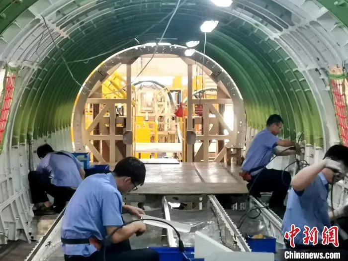 机身内部加工场景。　赵桂华 摄