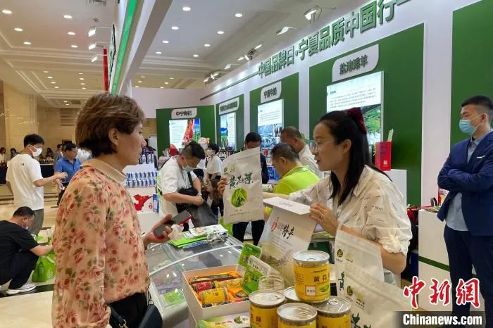 客商了解宁夏特色农产品。　李佩珊 摄