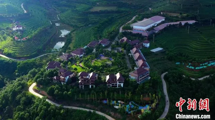图为双江县一家建在半山上的酒店。　双江县融媒体中心供图