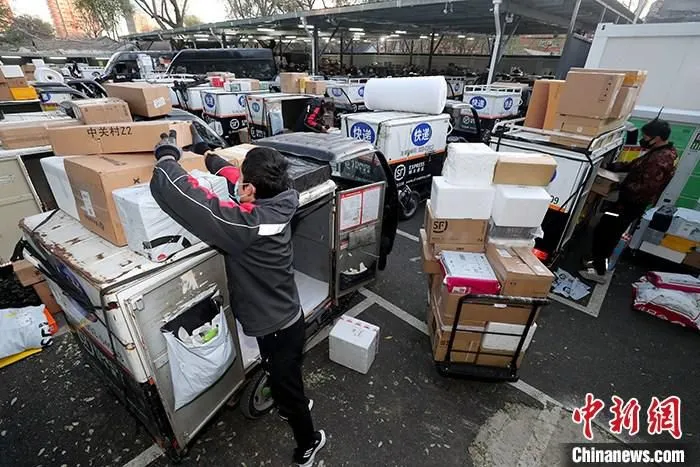 11月12日，北京顺丰速运陶然亭分部快递员分拣快递，准备派送。 中新社记者 张宇 摄 　