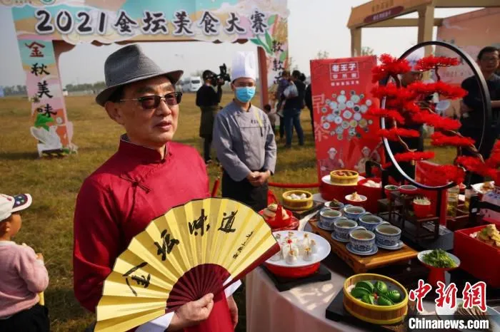 美食节吸引食客围观。　泱波 摄