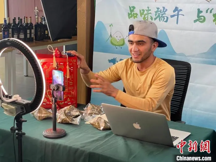 留学生为端午节“带货”。　童笑雨 摄
