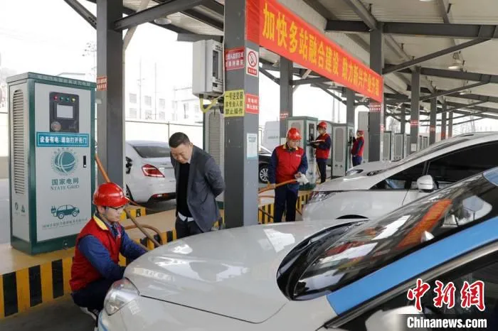 图为甘肃省内规模最大、功能最全的公共充电站——国网安宁桃树村充电站吸车主体验“零碳充电”。(资料图) 杨馨怡 摄