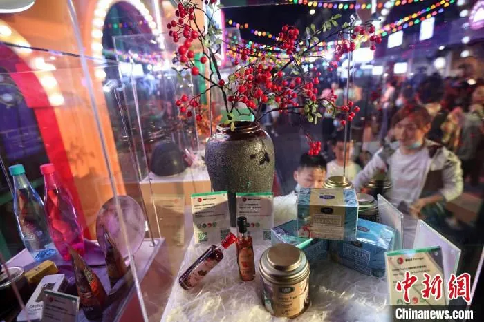 “江苏澳门周”路展在南京市秦淮区夫子庙举办。　泱波 摄