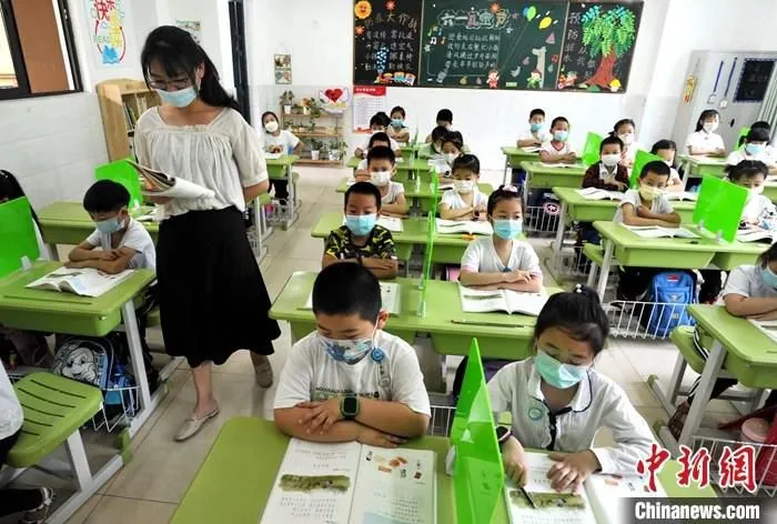 资料图：老师正在给学生上课。
中新社记者 张斌 摄
