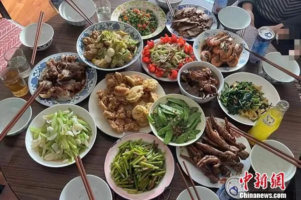 春节的聚会饭桌。 受访者供图