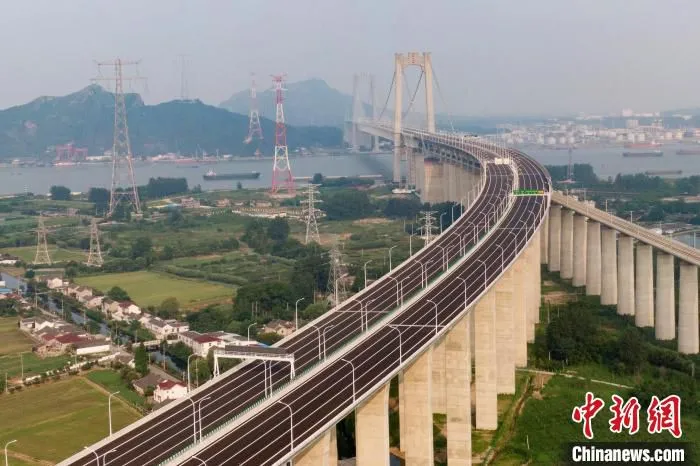 6月30日，五峰山长江大桥南北公路接线开通。当天，航拍中的五峰山长江大桥在蓝天白云的映衬下蔚为壮观。　泱波 摄
