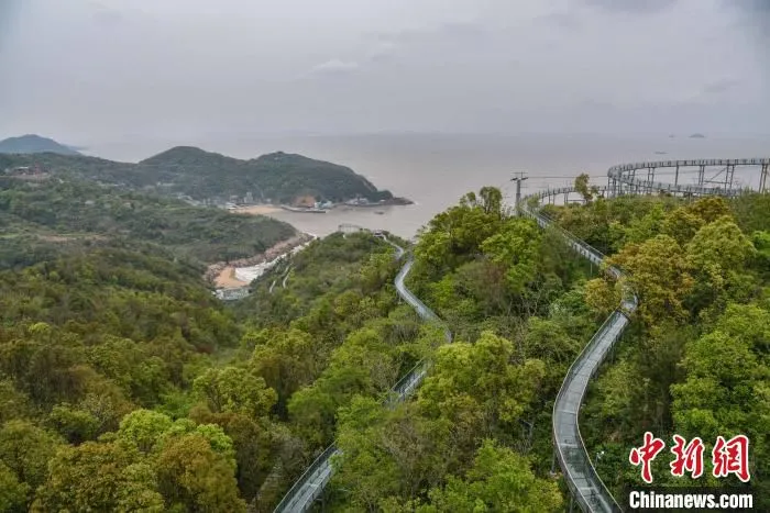 炮台村高空玻璃漂流游乐项目 范宇斌 摄