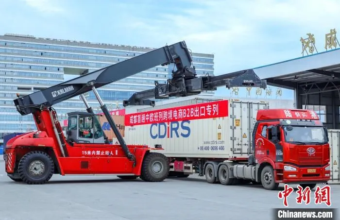 成都首趟中欧班列跨境电商B2B出口专列所载货物。　成都国际铁路港供图