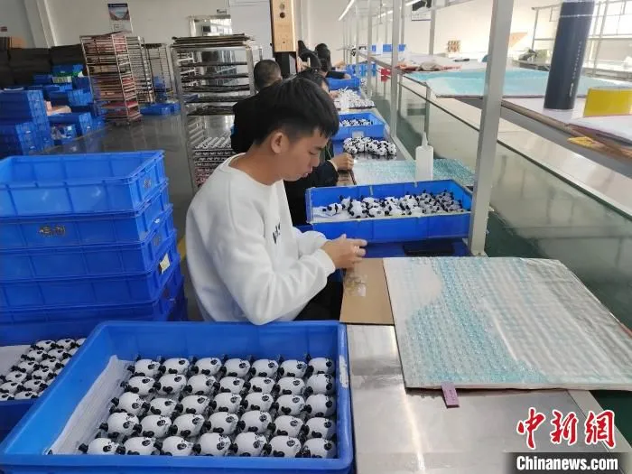 东莞企业正在生产冬奥吉祥物“冰墩墩” 中国银行广东省分行供图