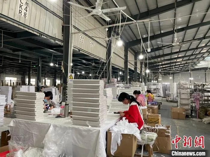 图为，庄寨镇一工厂工人正在加工棺木。　孙宏瑗 摄