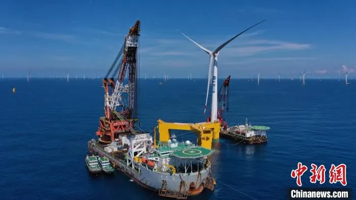 全球首台抗台风型漂浮式海上风电机组在阳江安装成功 纪海升 摄