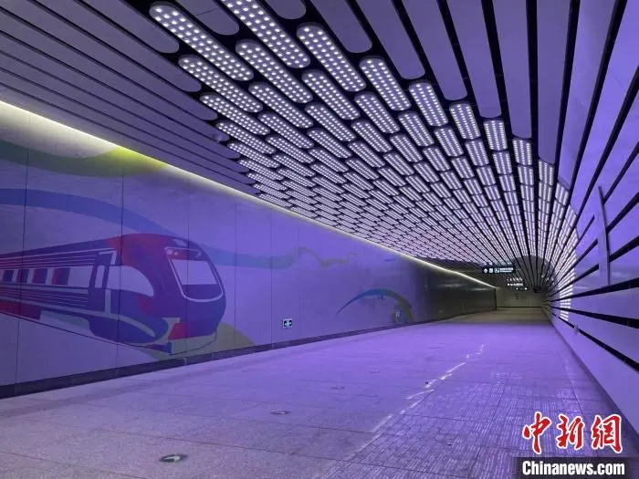 图为北京地铁房山线北延花乡东桥站A2出入口内通道。　北京市重大项目办供图
