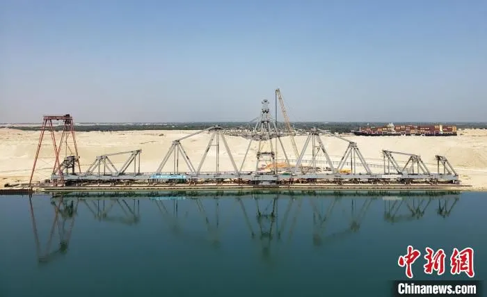远眺埃及苏伊士运河铁路桥新桥西岸主塔履带吊安装塔柱斜腹杆。　四川路桥供图