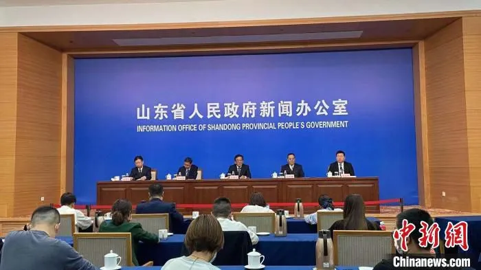 山东省政府新闻办8日举行发布会，介绍今年一季度该省消费市场运行情况。　孙婷婷 摄