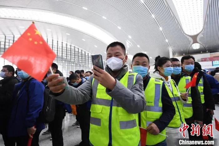 建筑工人乘坐杭台高铁首趟列车检票前拍摄纪念车票。　王刚 摄
