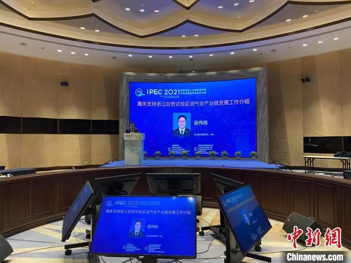 吴伟栋介绍相关工作情况。　林波 摄