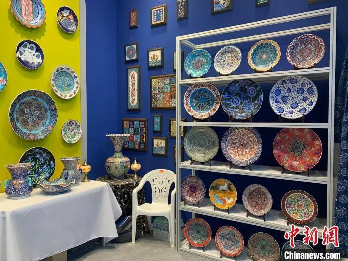图为瓷博会上土耳其传统手工瓷器展位。　李韵涵 摄