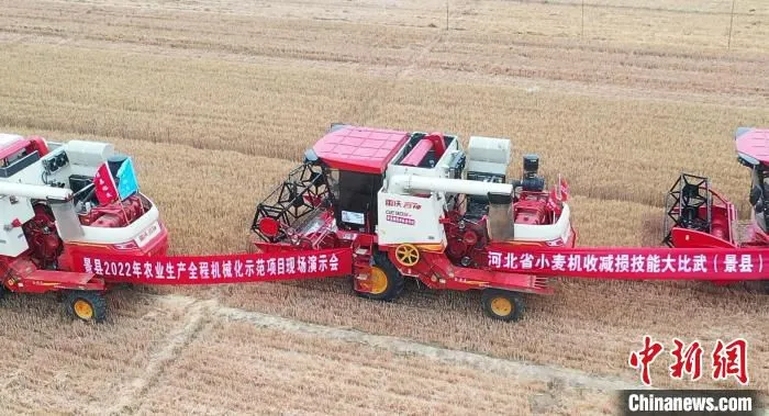 图为农机手正在进行赛前准备。(无人机照片) 卢新阳 摄