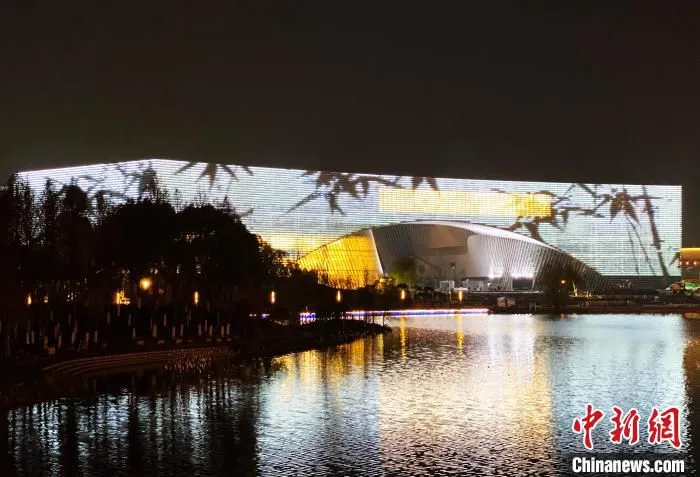 LED幕墙上的竹子水墨画。　崔佳明 摄