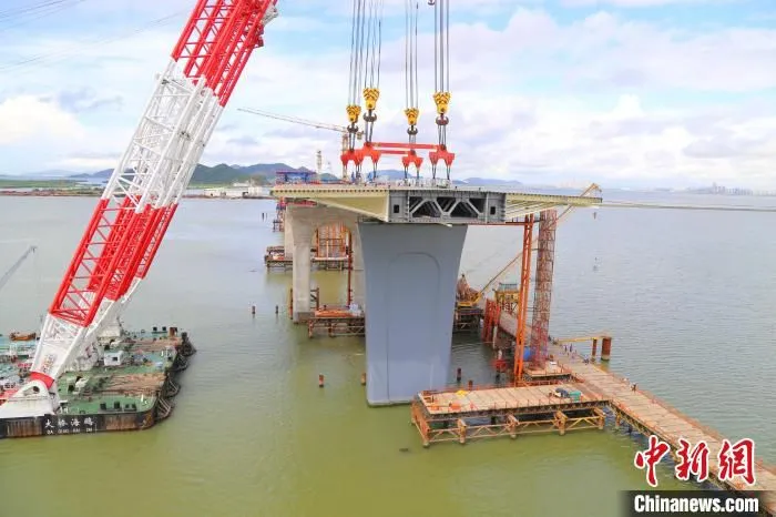 珠海金海特大桥鹤洲侧首孔钢箱梁成功架设 孟庆虎 摄