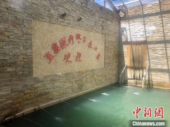 聂荣县尼玛乡桑瓦玉泽温泉。 中新网 左宇坤 摄