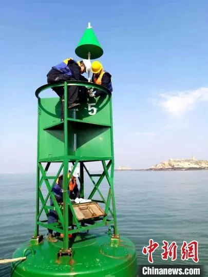 东海航海保障中心航标作业人员开展航标起吊养护作业。　郑徐婧 摄